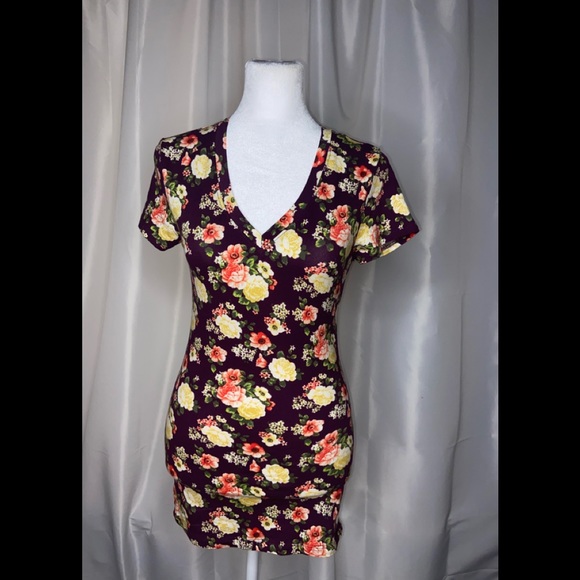 Wet Seal Tops - Wet Seal V-Neck T-Shirt Brown With Floral Design Size Medium .      (J)